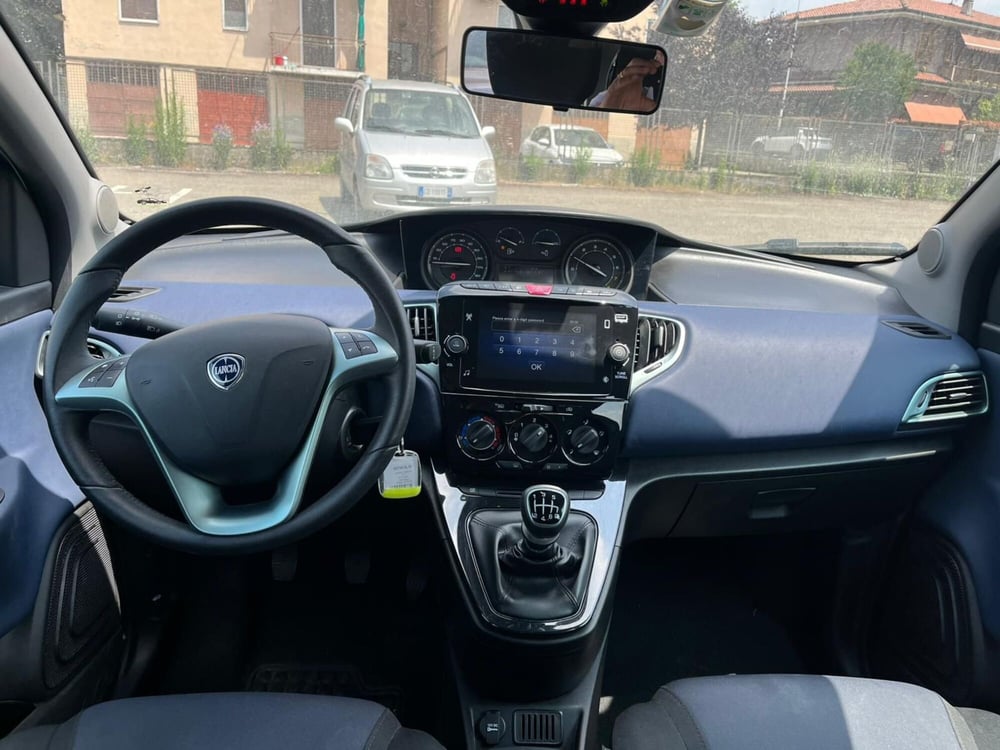 Lancia Ypsilon usata a Milano (15)