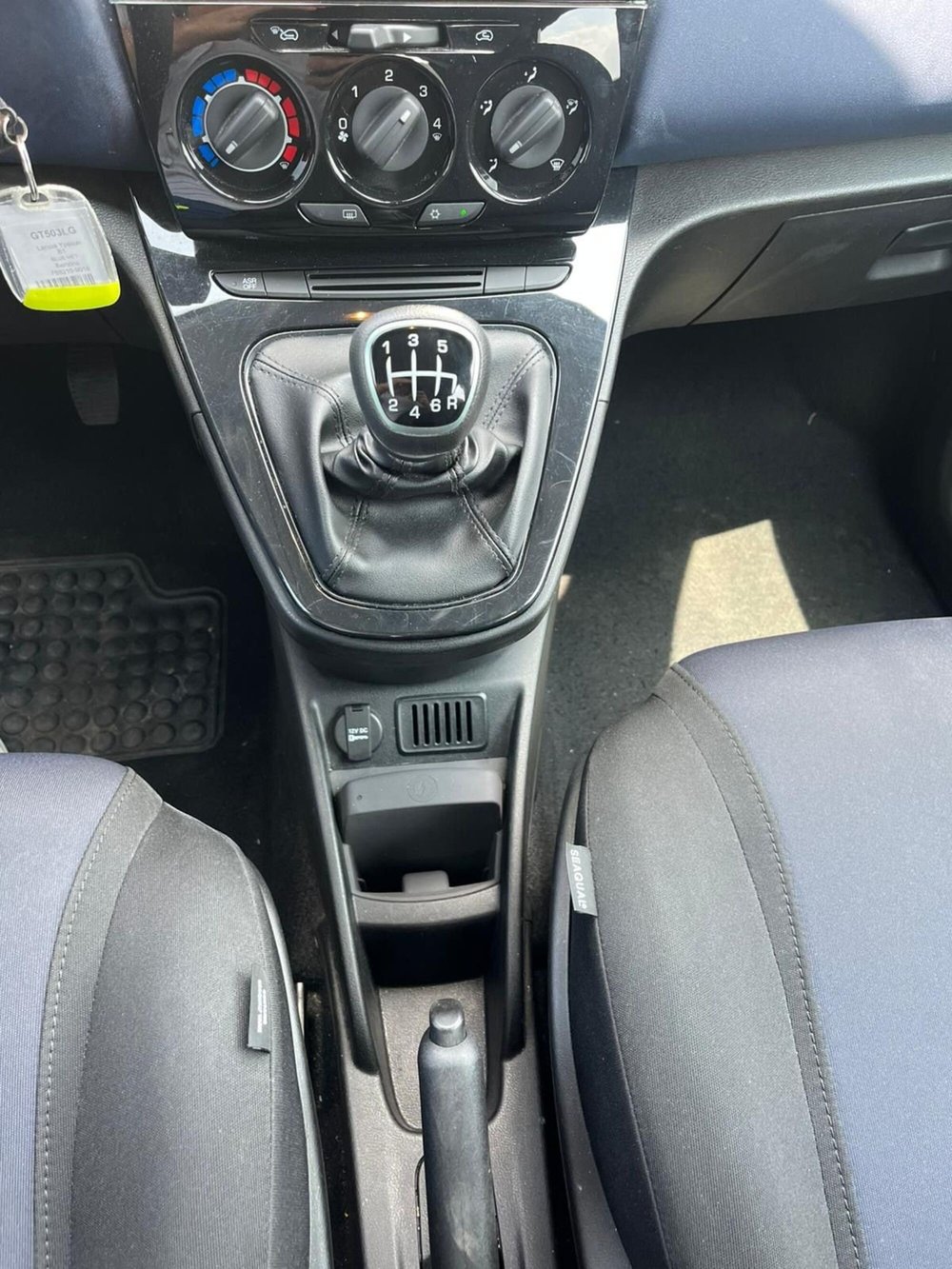 Lancia Ypsilon usata a Milano (17)