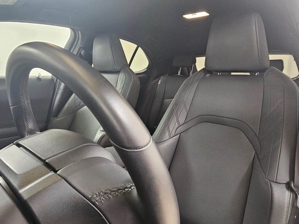 Lexus UX usata a Cremona (6)