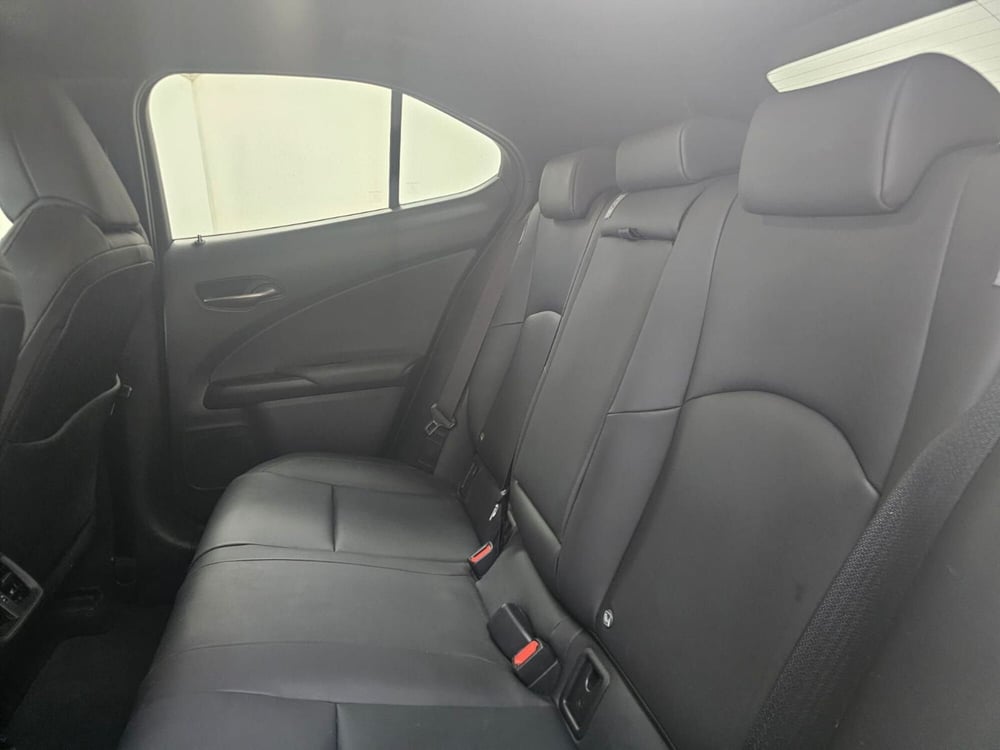 Lexus UX usata a Cremona (9)
