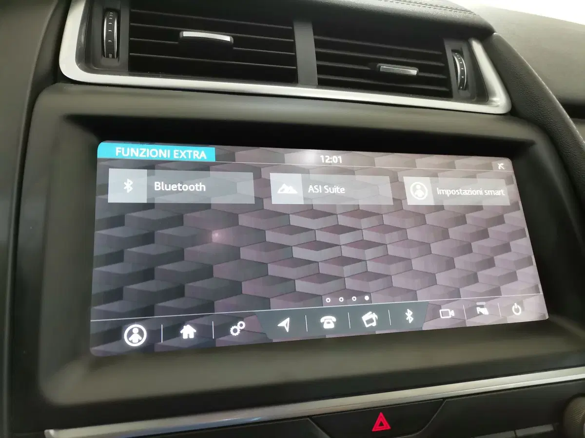 Jaguar E-Pace usata a Salerno (19)