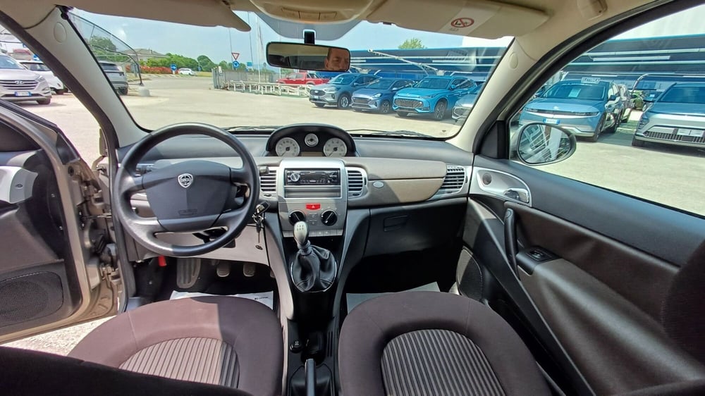 Lancia Ypsilon usata a Padova (13)