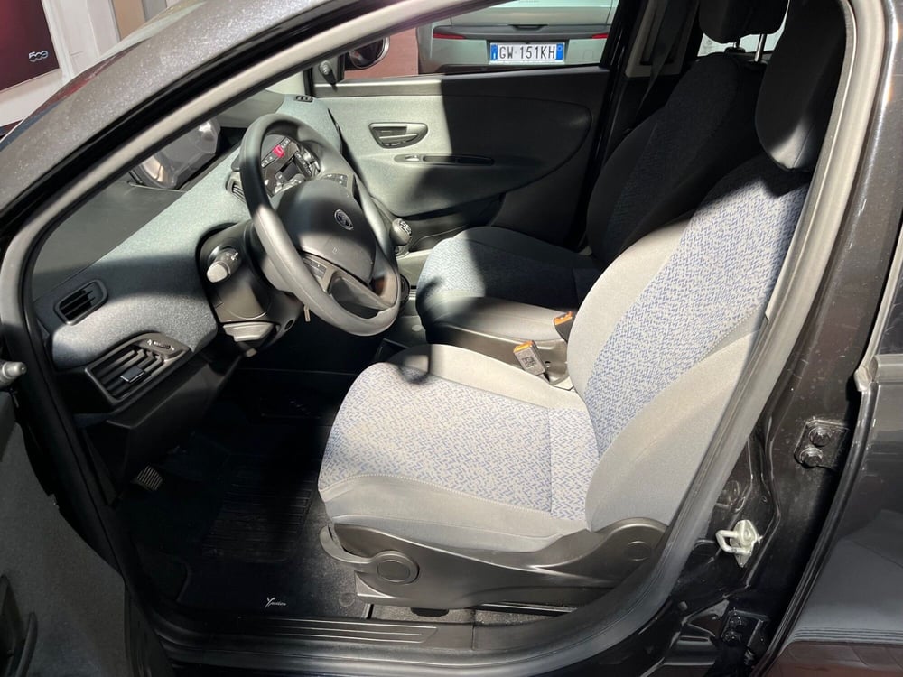 Lancia Ypsilon usata a Lucca (11)