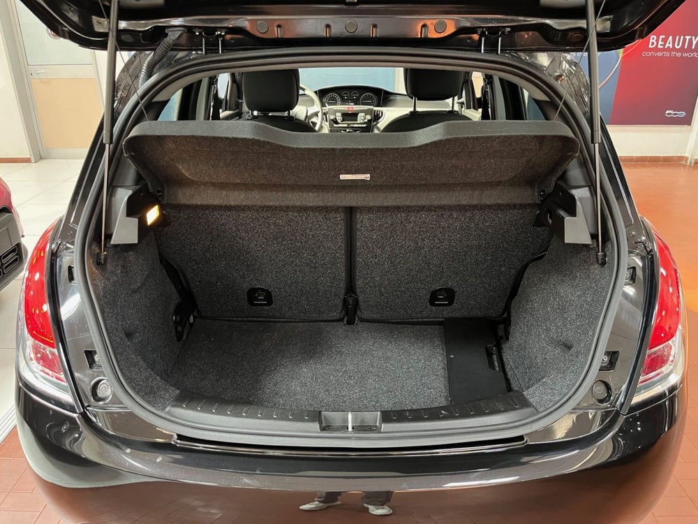 Lancia Ypsilon usata a Lucca (14)