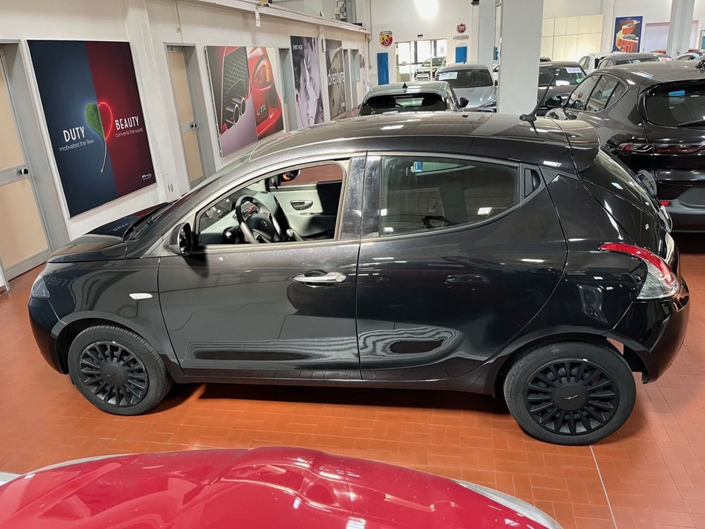 Lancia Ypsilon usata a Lucca (8)