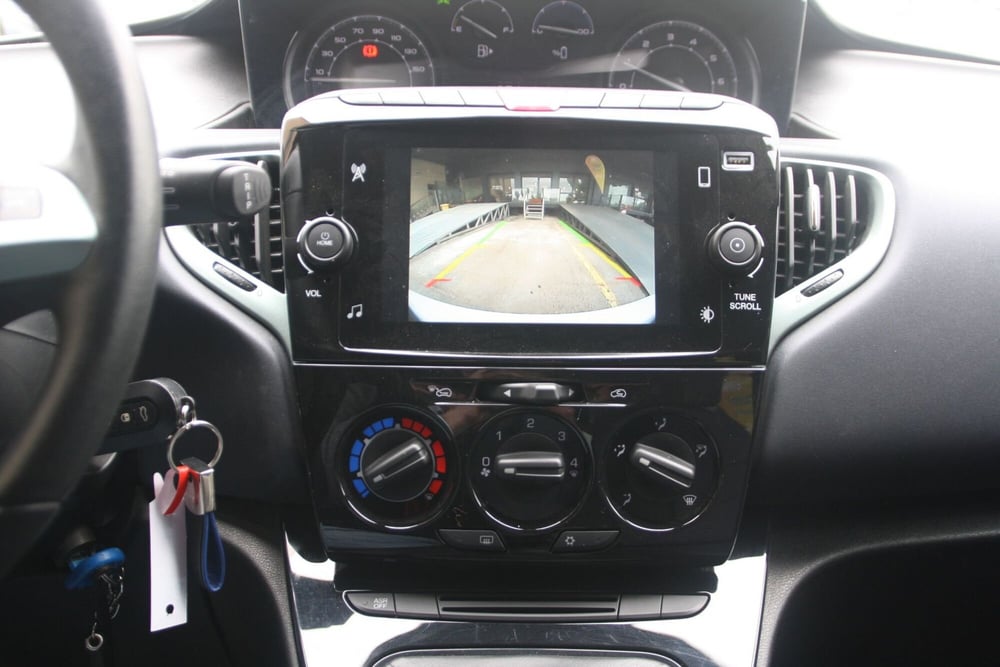 Lancia Ypsilon usata a Catania (10)