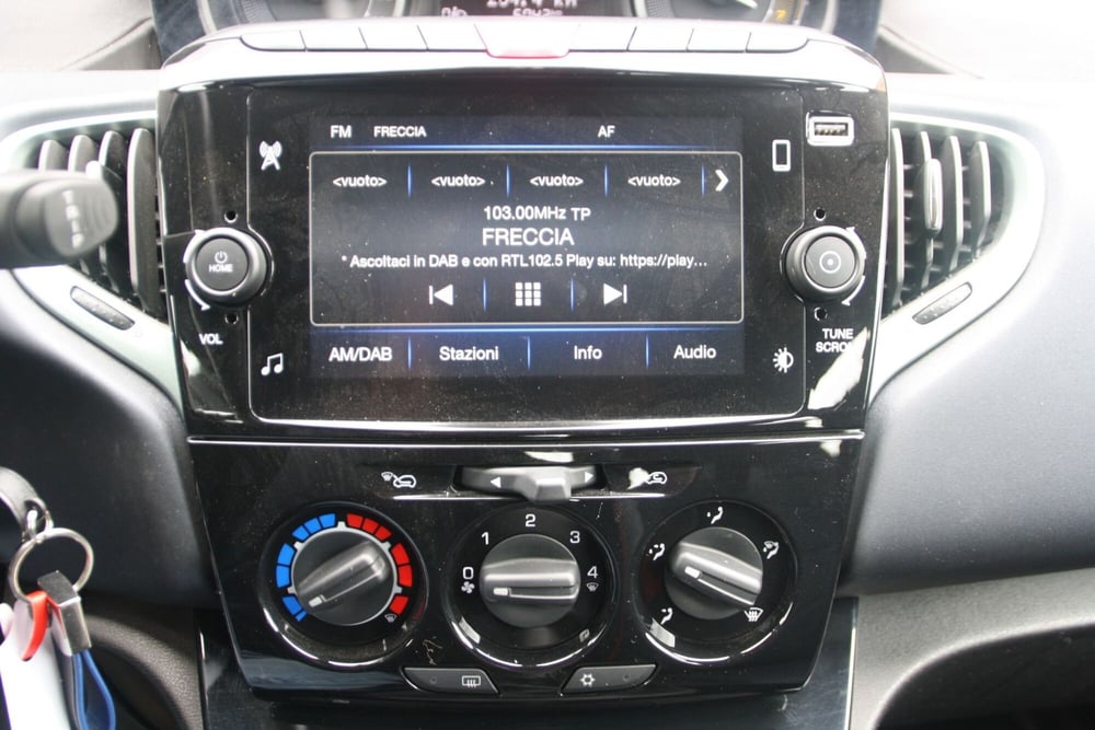 Lancia Ypsilon usata a Catania (11)