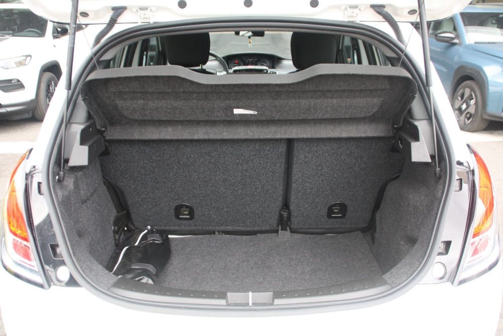 Lancia Ypsilon usata a Catania (18)