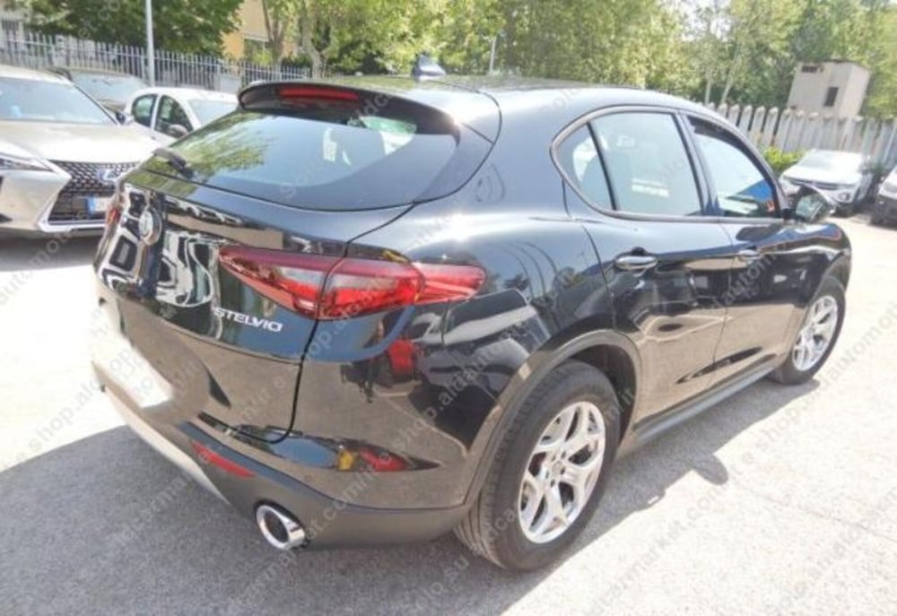 Alfa Romeo Stelvio usata a Lecce (2)