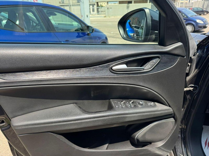 Alfa Romeo Stelvio usata a Lecce (12)