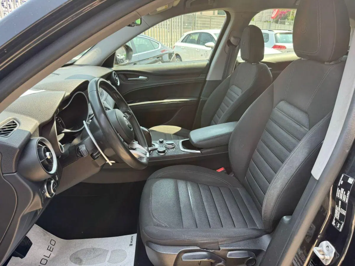 Alfa Romeo Stelvio usata a Lecce (18)