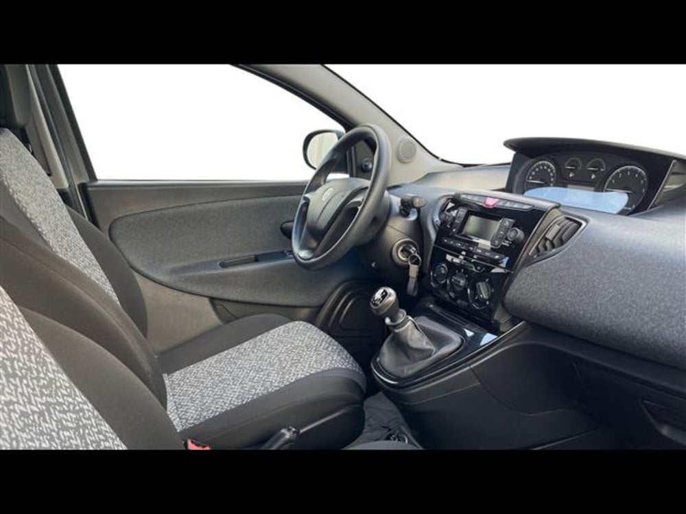 Lancia Ypsilon usata a Lecce (6)
