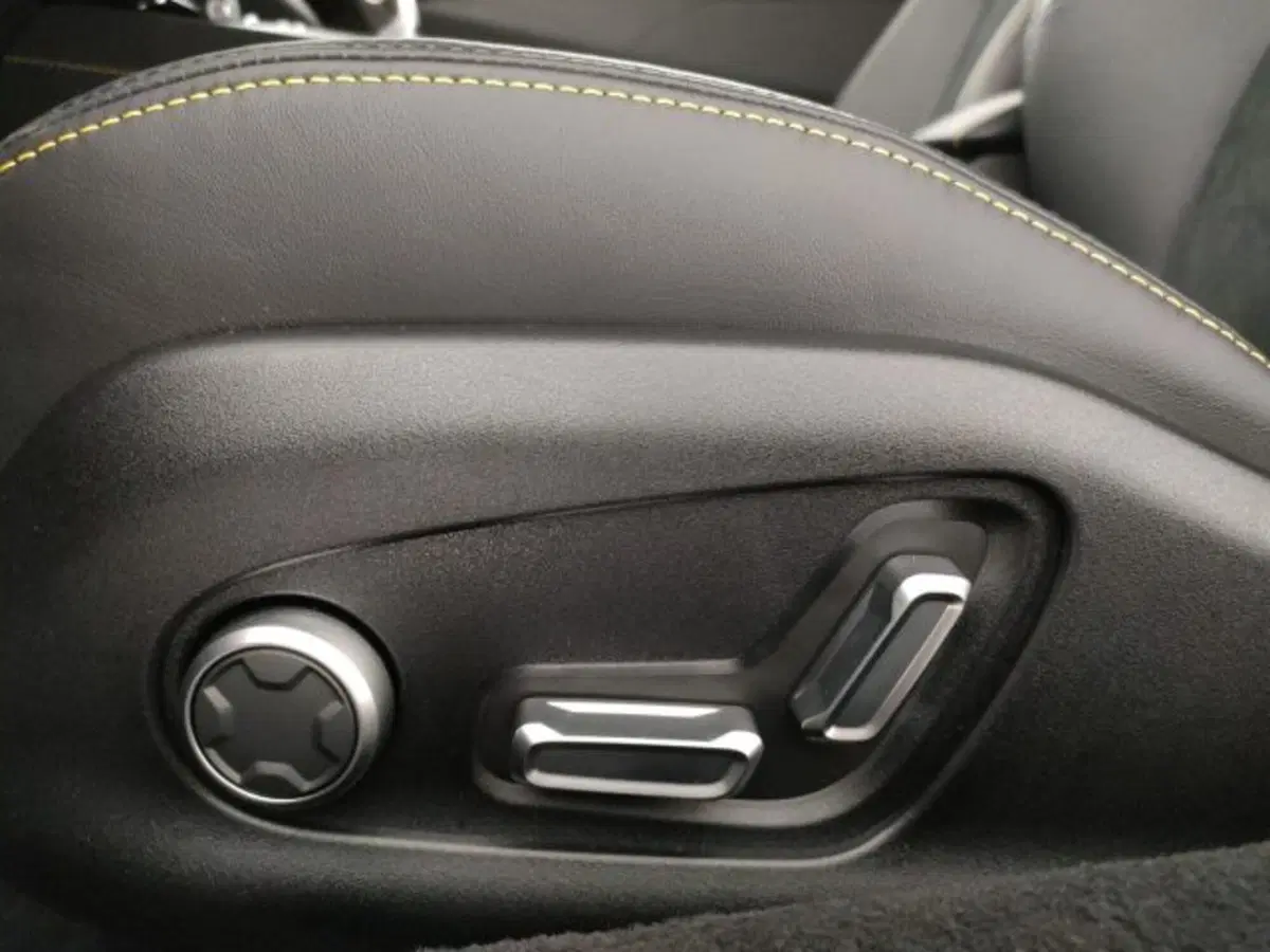 Lotus Emira nuova a Modena (18)