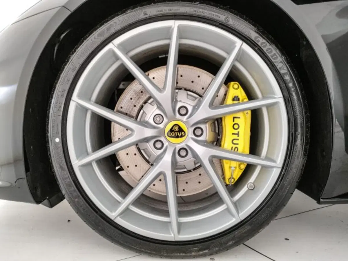 Lotus Emira nuova a Modena (8)