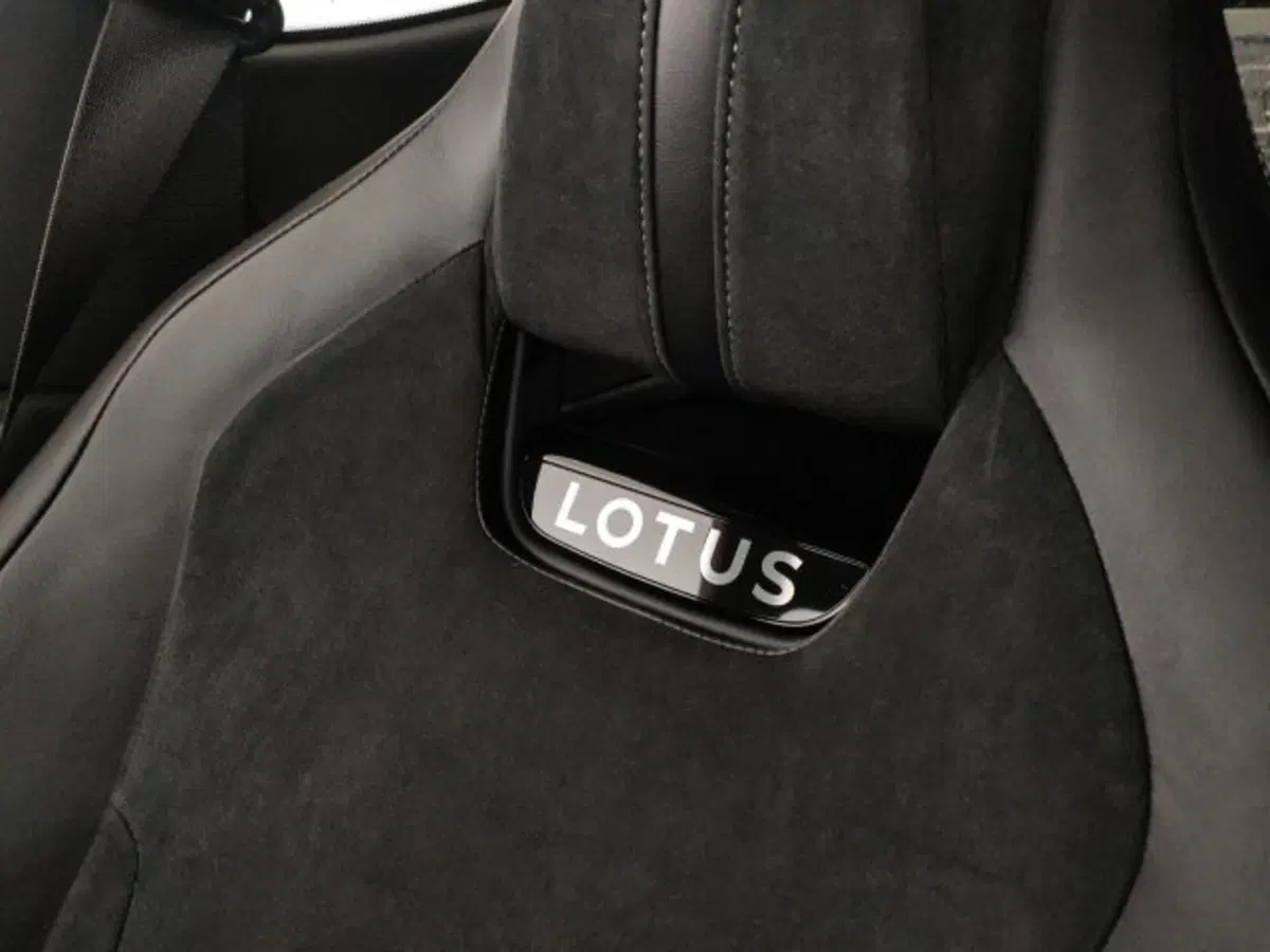 Lotus Emira nuova a Modena (18)