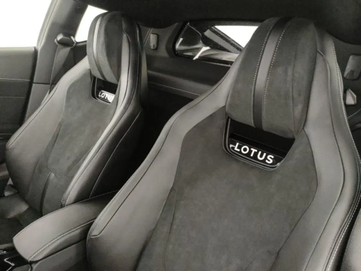 Lotus Emira nuova a Modena (9)
