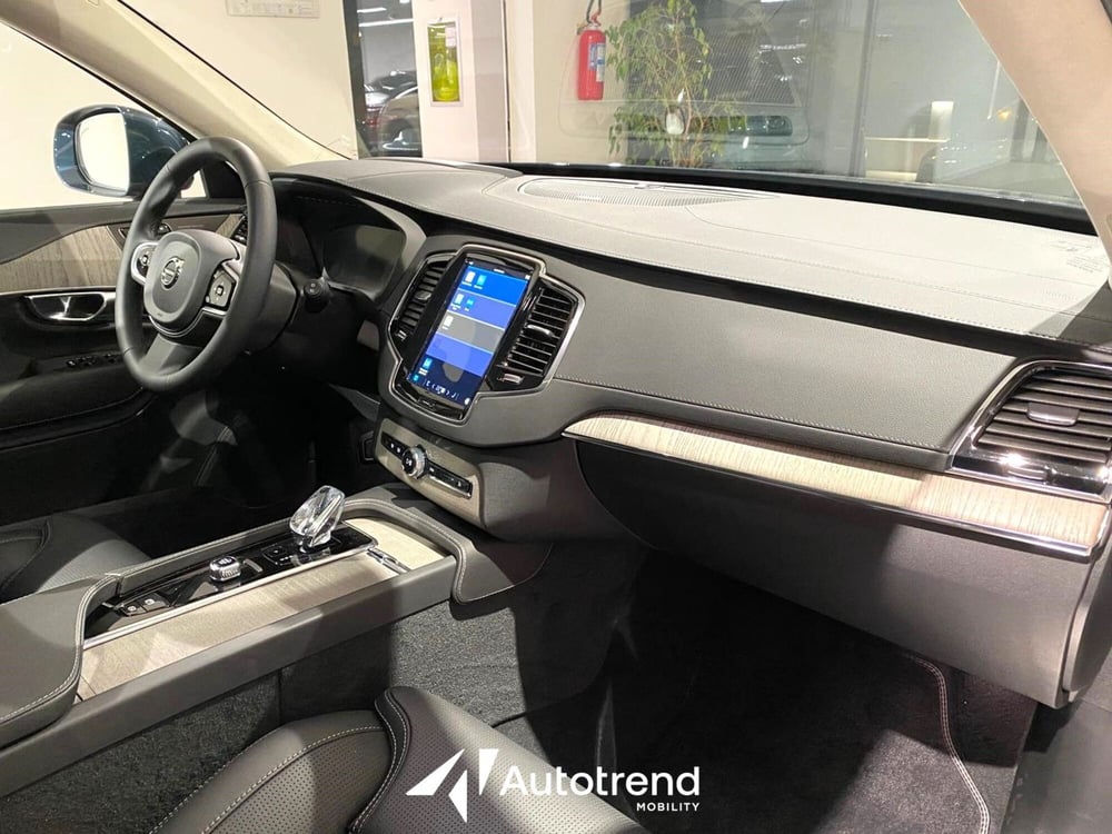 Volvo XC90 nuova a Bari (10)