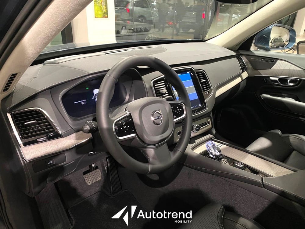Volvo XC90 nuova a Bari (8)