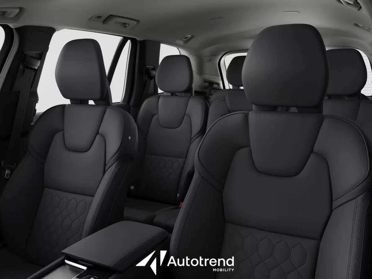 Volvo XC90 nuova a Bari (8)