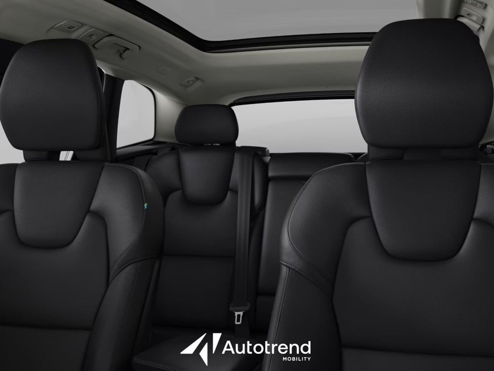 Volvo XC60 nuova a Bari (9)