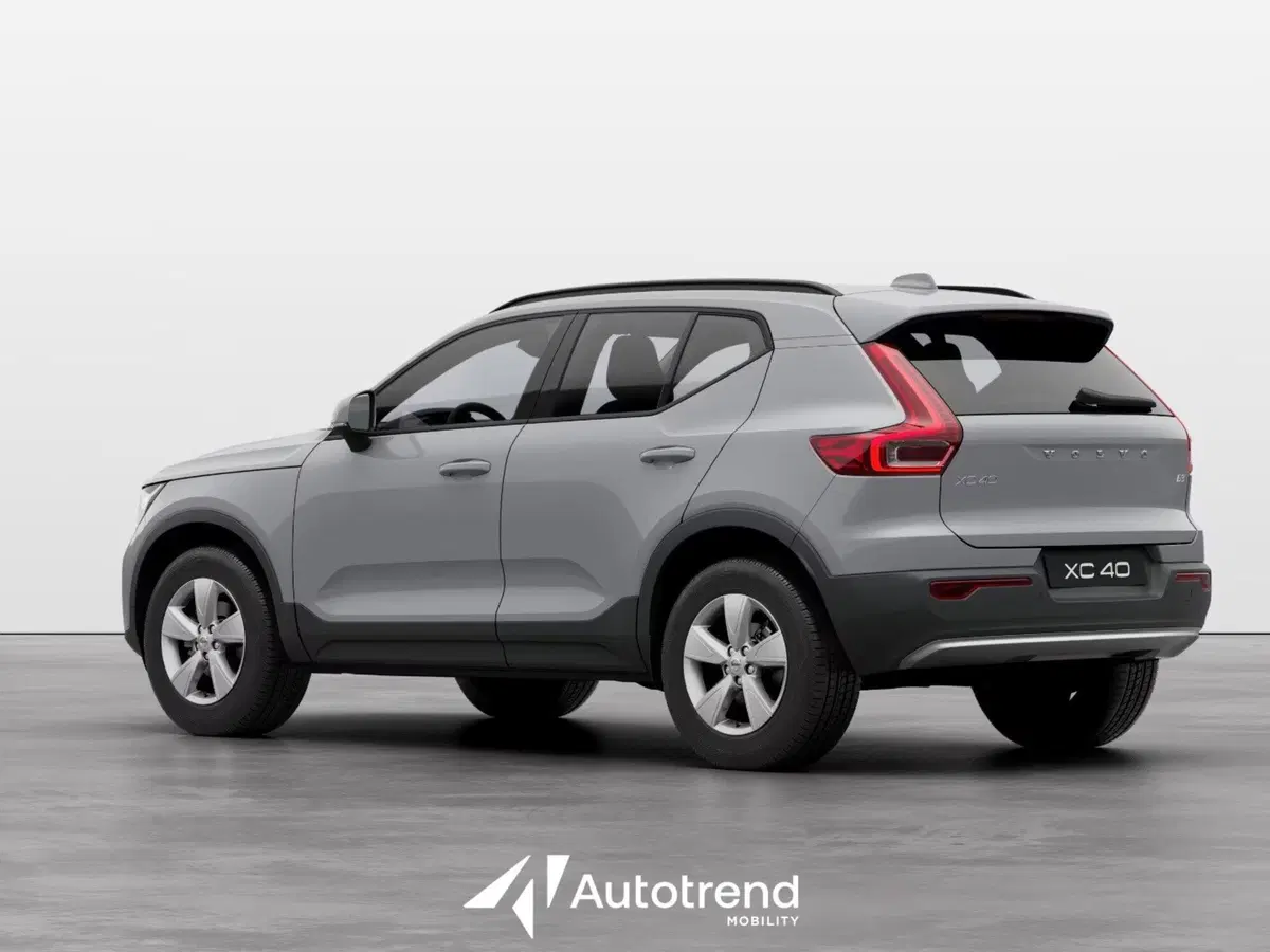 Volvo XC40 nuova a Bari (2)