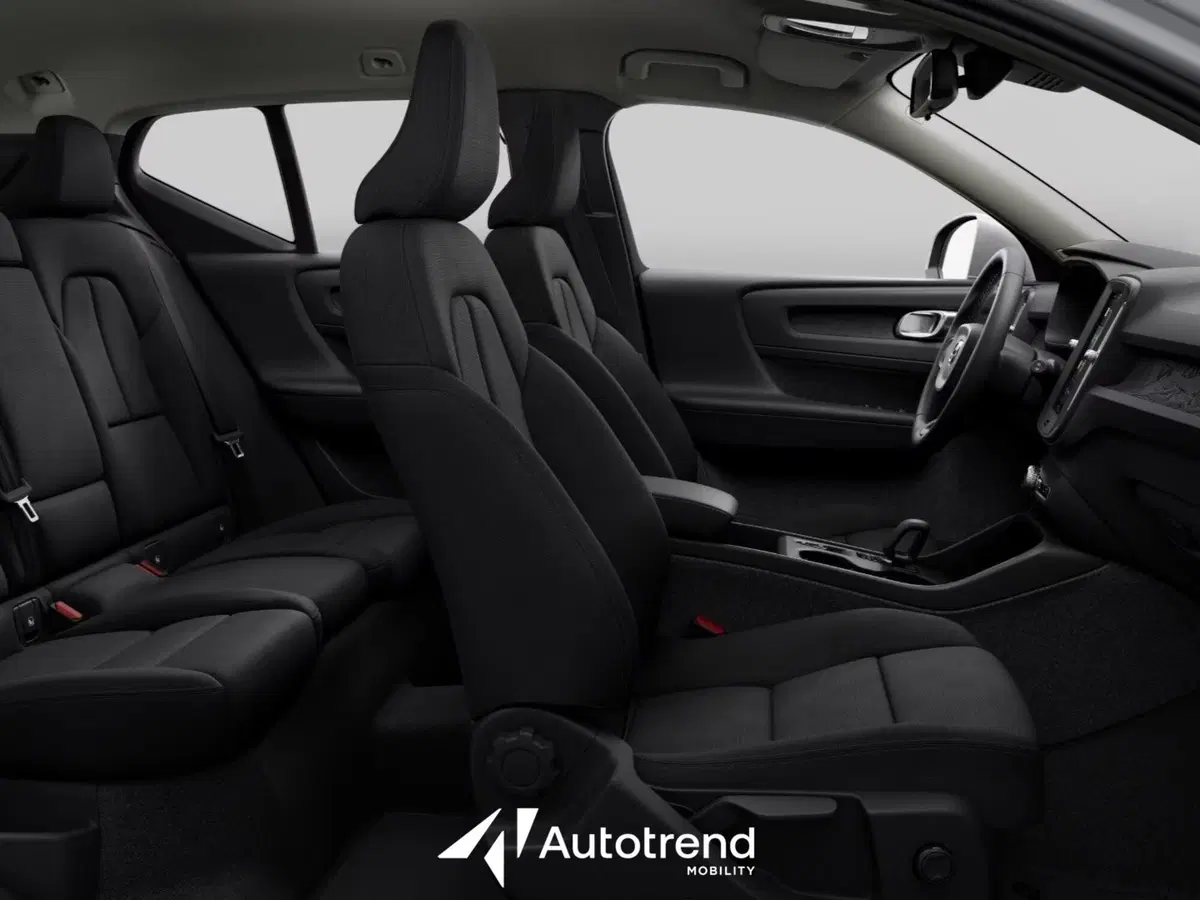 Volvo XC40 nuova a Bari (7)