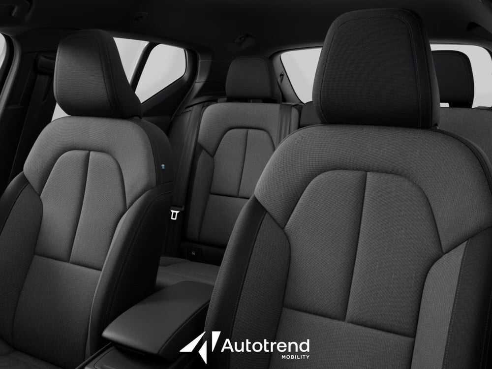 Volvo XC40 nuova a Bari (8)