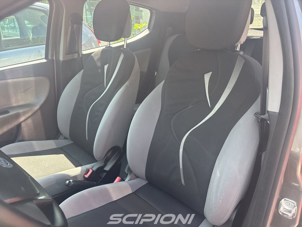 Lancia Ypsilon usata a L'Aquila (8)
