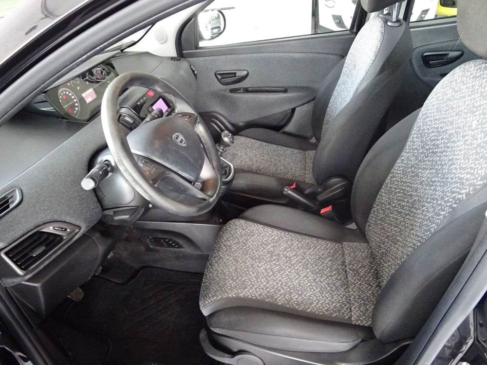 Lancia Ypsilon usata a Lucca (7)