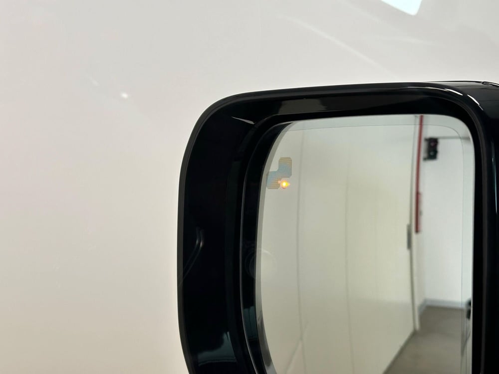 Land Rover Defender usata a Milano (16)
