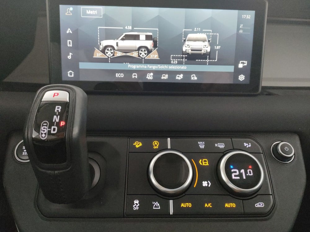 Land Rover Defender usata a Milano (18)