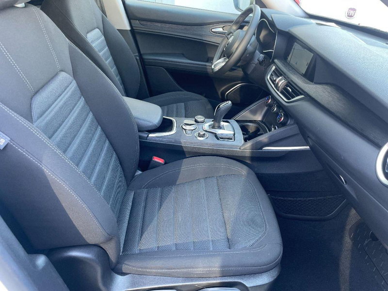 Alfa Romeo Stelvio usata a Lecce (17)