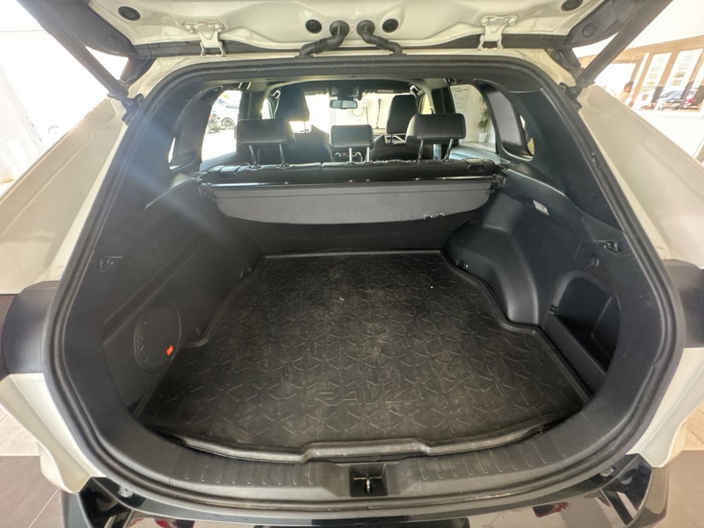 Toyota Rav4 nuova a Sassari (14)