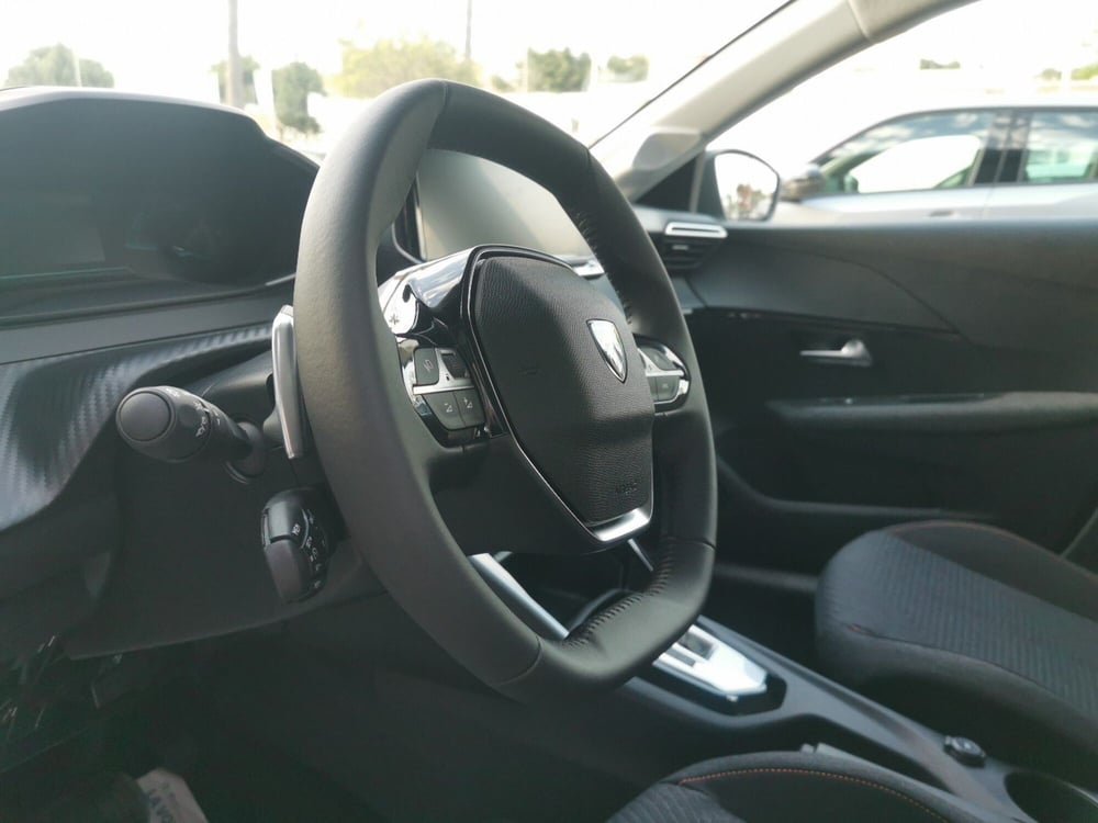 Peugeot 208 nuova a Taranto (11)