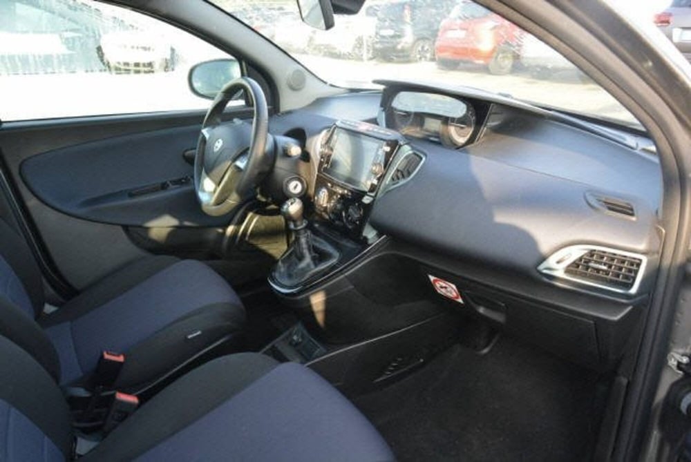Lancia Ypsilon usata a Aosta (5)