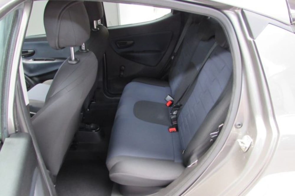Lancia Ypsilon usata a Milano (13)