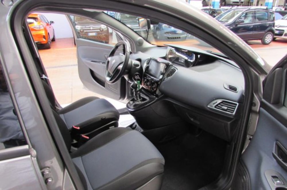 Lancia Ypsilon usata a Milano (16)