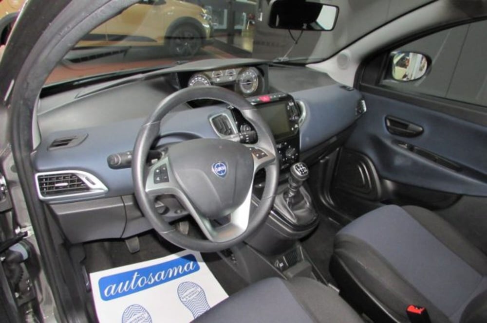 Lancia Ypsilon usata a Milano (7)