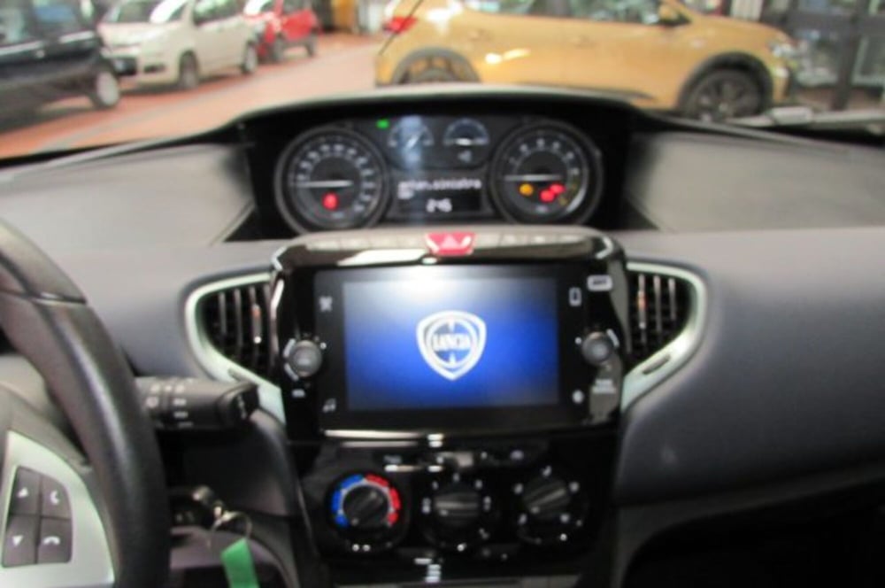Lancia Ypsilon usata a Milano (8)