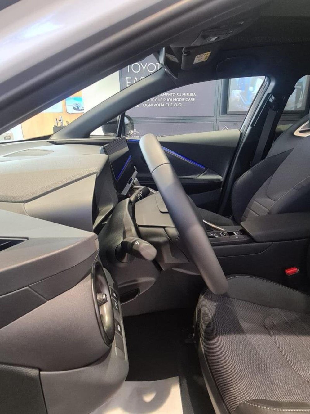 Toyota Toyota C-HR nuova a Perugia (10)