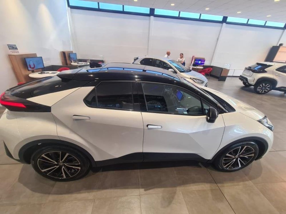 Toyota Toyota C-HR nuova a Perugia (12)
