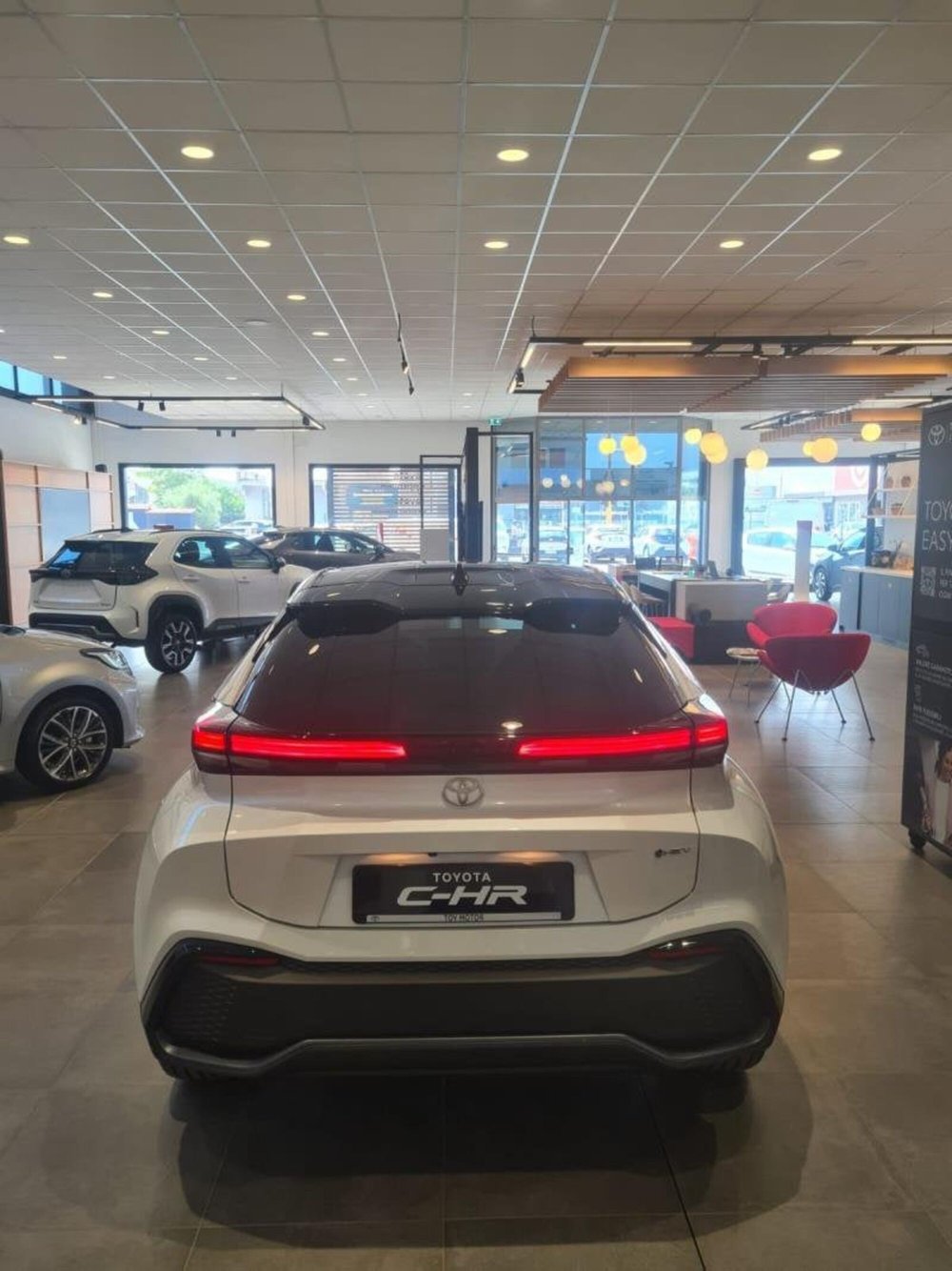 Toyota Toyota C-HR nuova a Perugia (2)