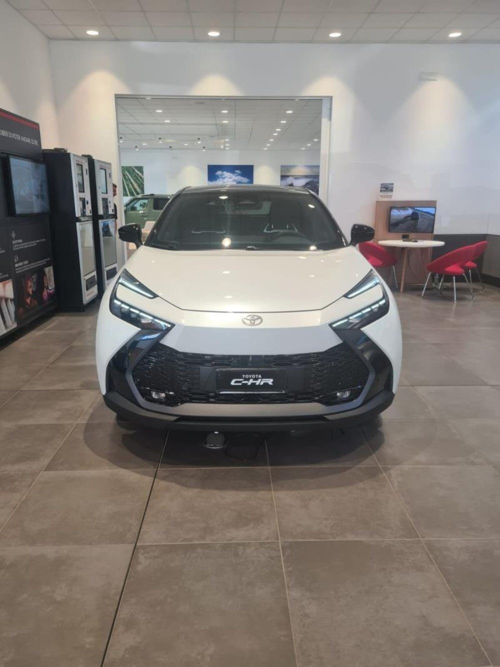 Toyota Toyota C-HR nuova a Perugia (3)