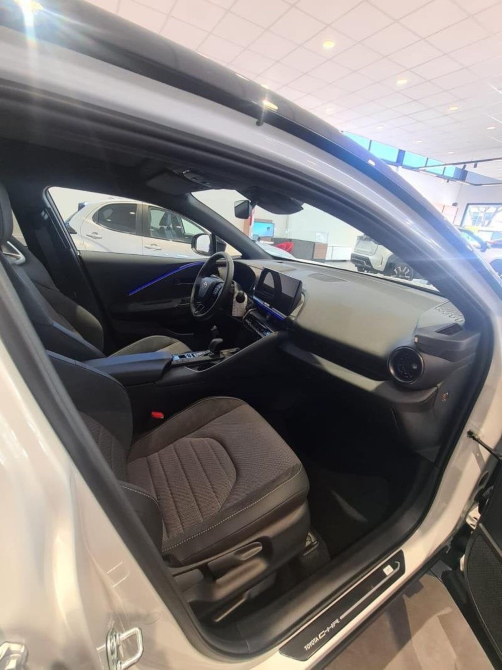 Toyota Toyota C-HR nuova a Perugia (5)