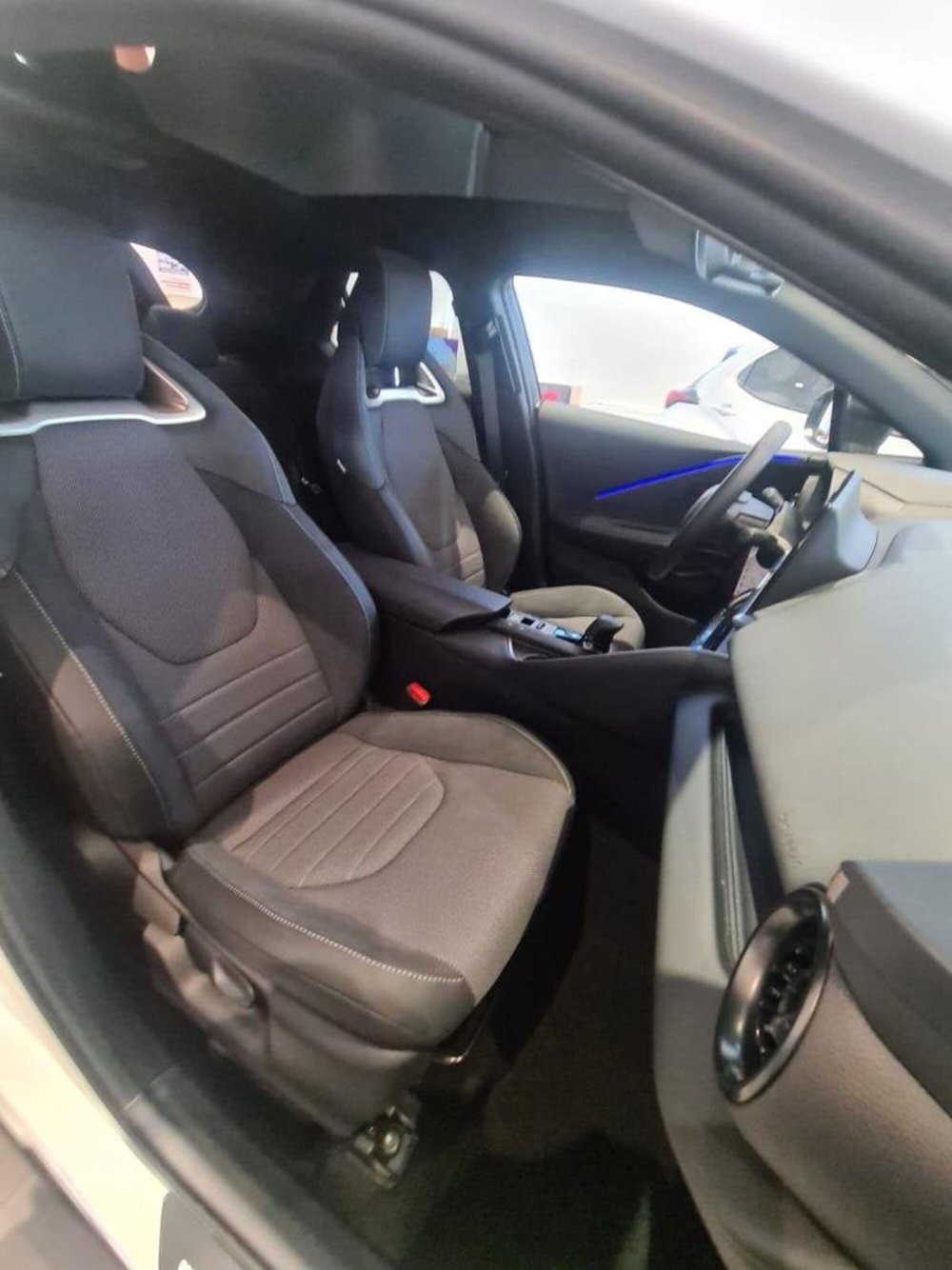 Toyota Toyota C-HR nuova a Perugia (6)
