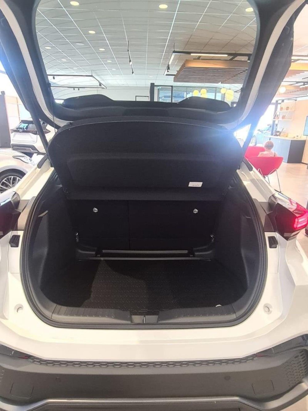 Toyota Toyota C-HR nuova a Perugia (9)