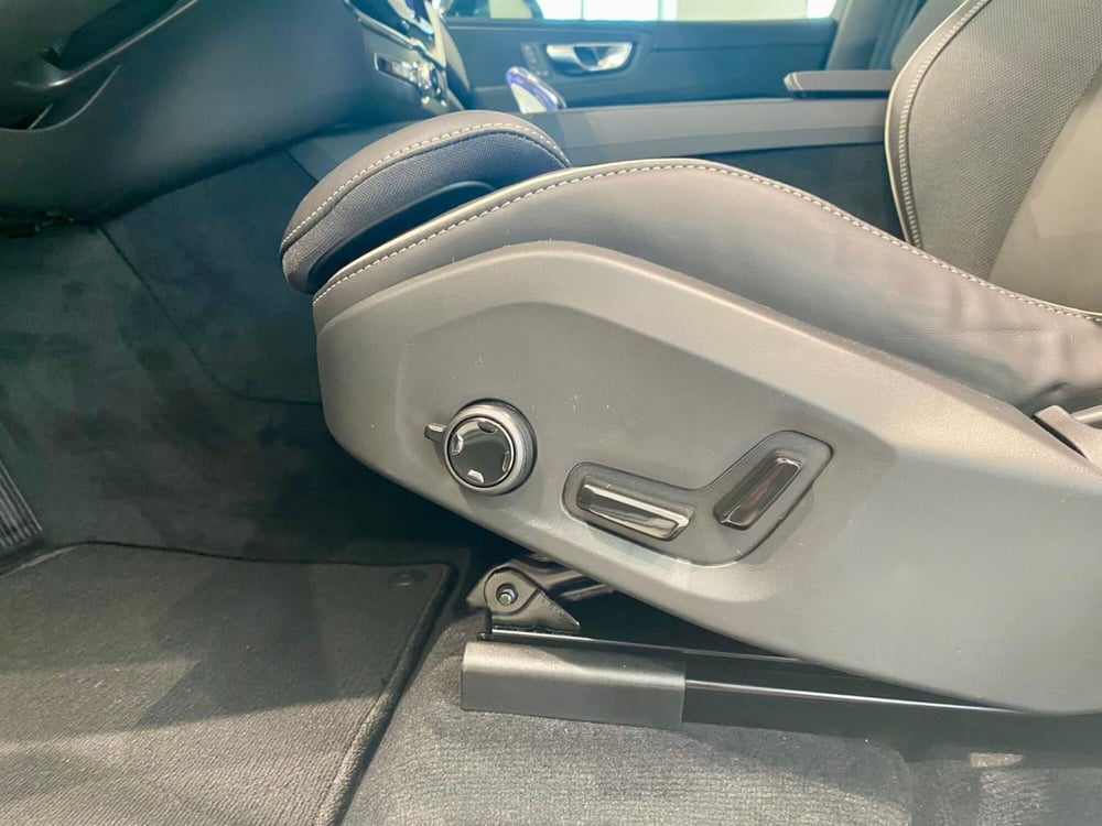 Volvo XC60 nuova a Vercelli (19)