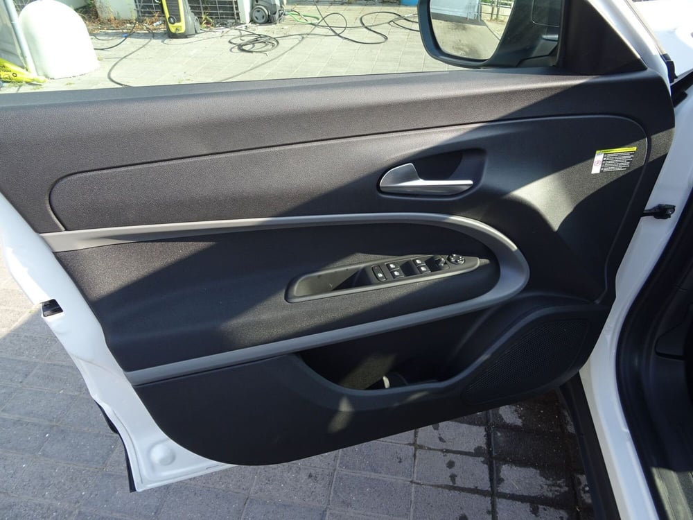 Jeep Avenger nuova a Lucca (7)
