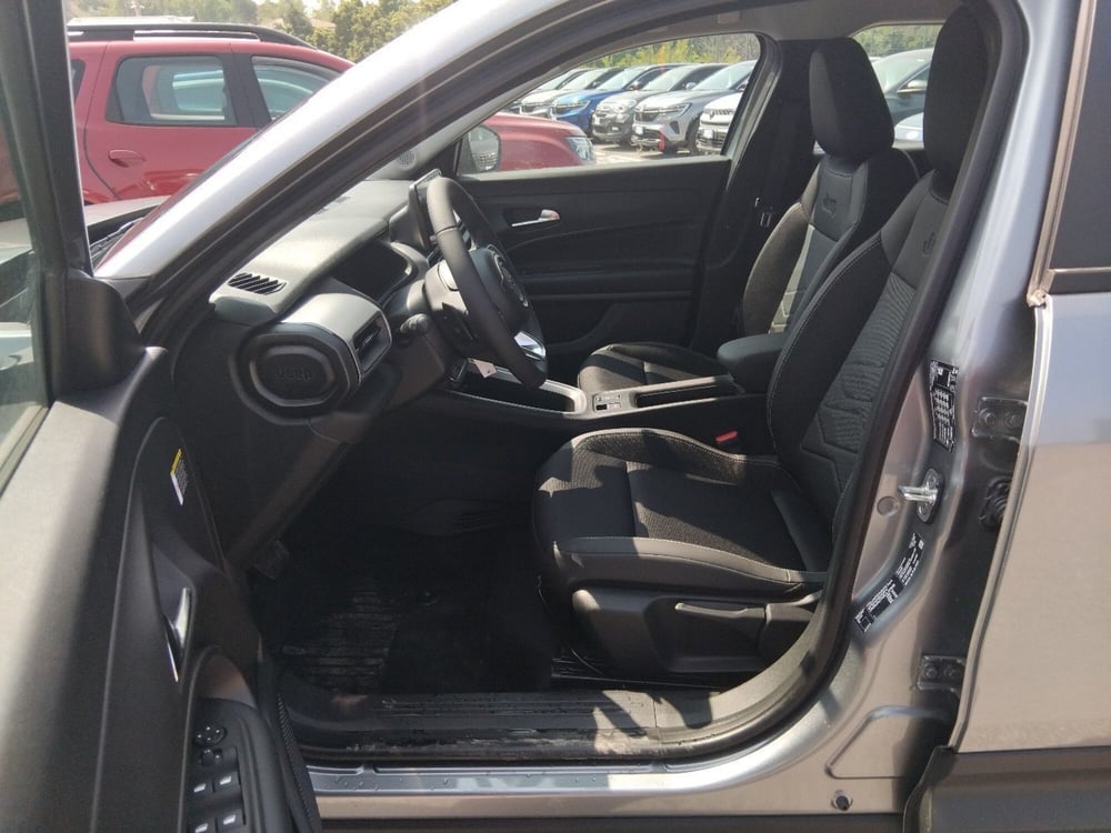 Jeep Avenger nuova a Roma (13)