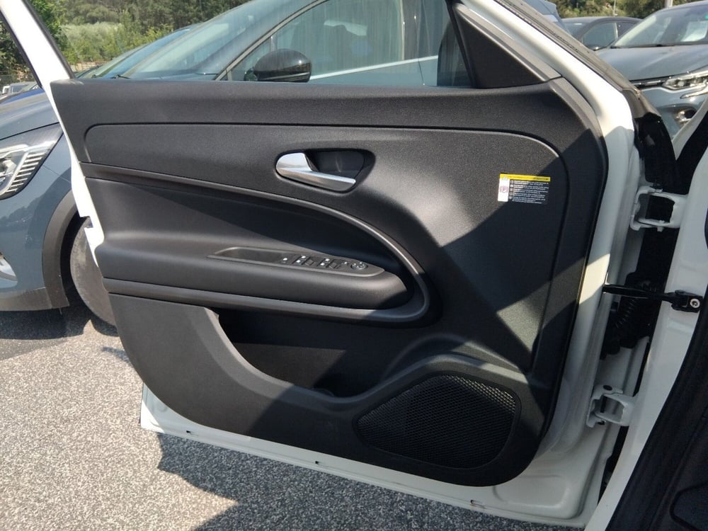 Jeep Avenger nuova a Roma (19)